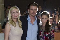 Kristen Stewart posó con sus compañeros de elenco de "On the Road", Kirsten Dunst y Garrett Hedlund